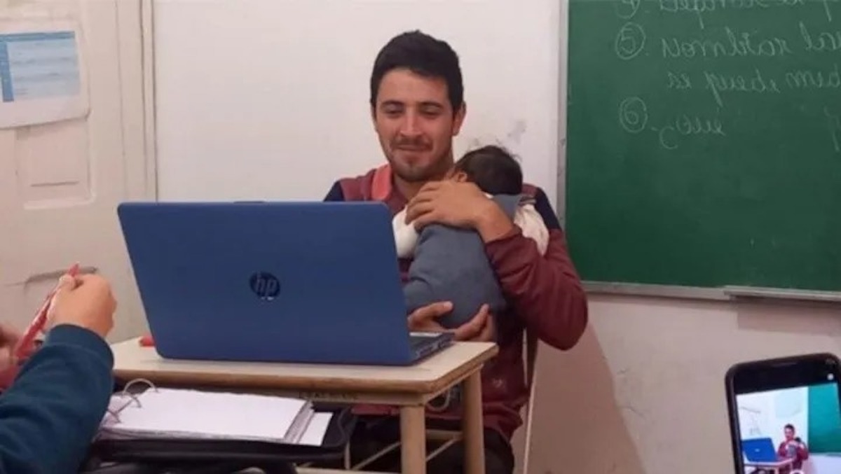 Entre Ríos: dictó clases con el bebé de una alumna en brazos y dejó estremecedora enseñanza para reflexionar