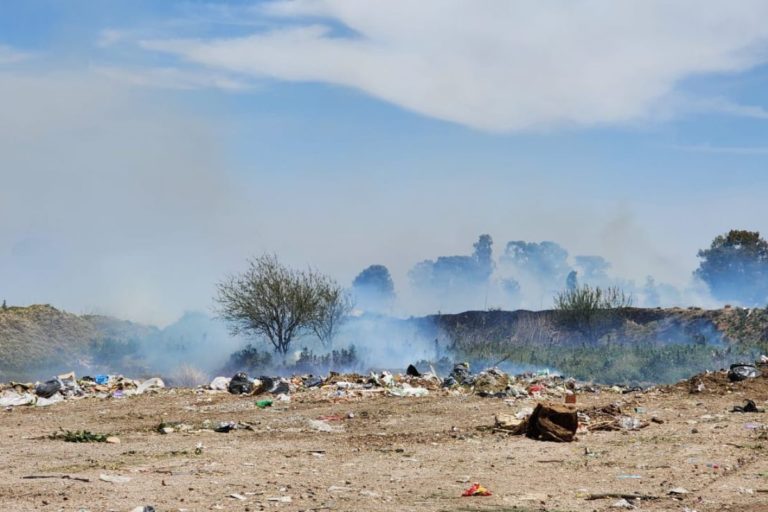 Un incendio de basura se descontroló por el viento y terminó rodeando una casa dentro de un campo cercano