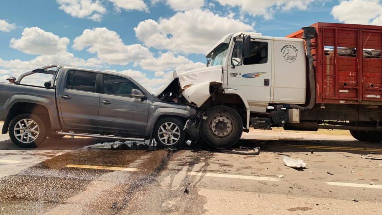 Choque Frontal entre un camión y una camioneta en ruta nacional 35