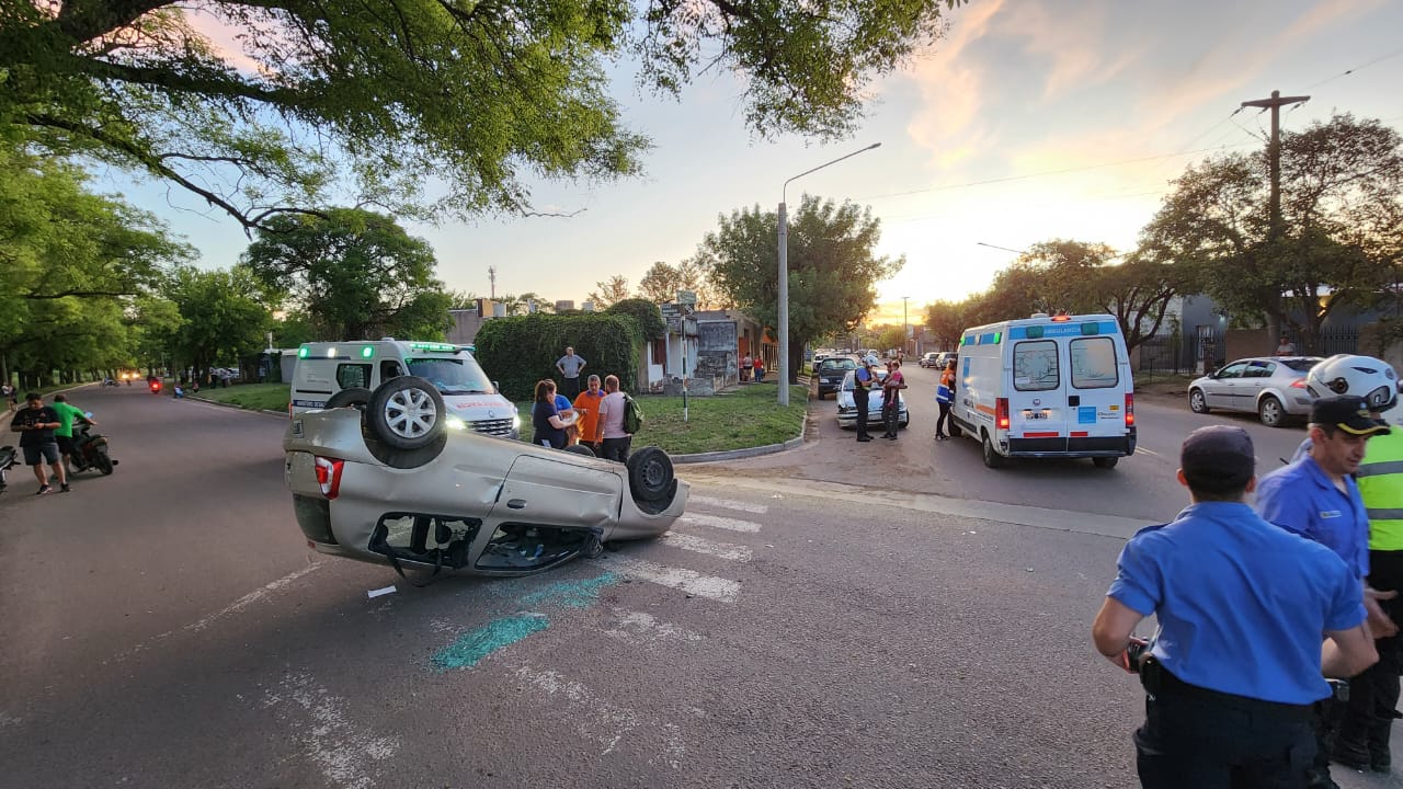 Choque y vuelco con lesionados: dos menores y una mujer fueron trasladados al hospital