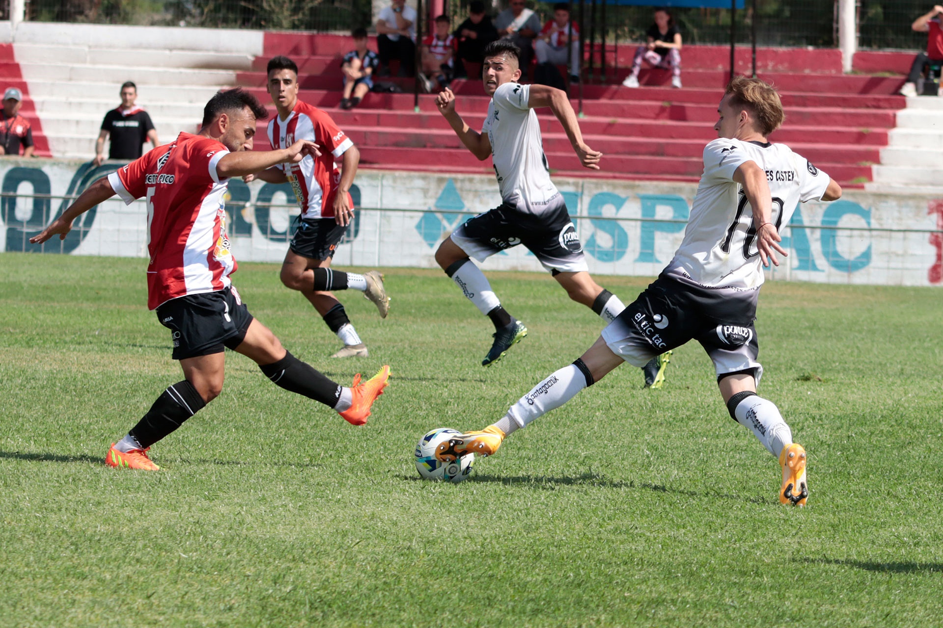 Regional Amateur: Costa y Racing disputaron un picante partido en el inicio de la fecha 5