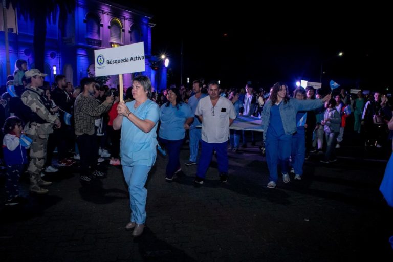 ¡Qué emoción!:El personal de Salud desfiló por la ciudad en el aniversario de General Pico