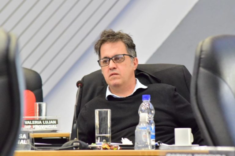 “Es una vergüenza que la oposición haya votado en contra de los que pusieron el cuerpo en la pandemia”, criticó Balsa