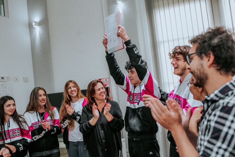 ¡¡Buenas noticias!!: alumnos del Colegio Don Eduardo de Chapeaurouge recibieron la ordenanza que declara lugar de interés histórico a la institución