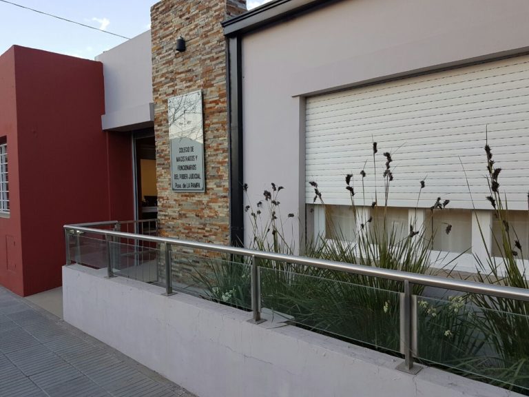 “El juzgado no ordenó medida de retiro alguna del menor, ya que el Poder Judicial no cuenta con facultades para hacerlo”, aclararon desde el Colegio de Magistrados y Funcionarios del Poder Judicial de La Pampa