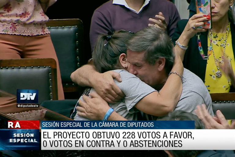 El emotivo aplauso a los abuelos de Lucio Dupuy en Diputados tras la aprobación de la ley