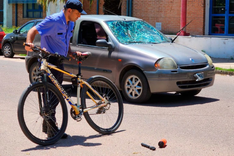 Menor hospitalizado en impactante accidente entre un auto y una bicicleta