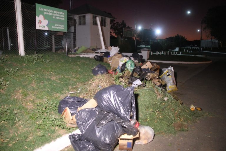 INADAPTADOS: dejaron basura afuera de los centros de transferencia de General Pico, que estaban cerrados