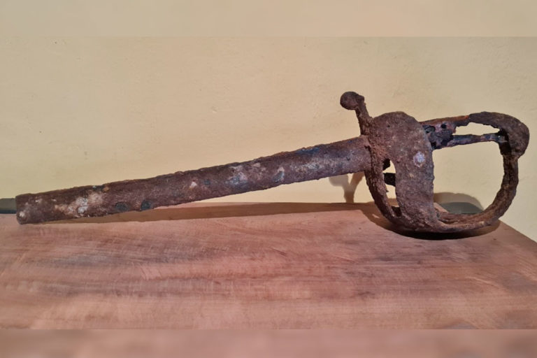 Hallazgo histórico: en Victorica apareció un sable de la época de la Campaña del Desierto