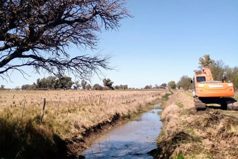 Realizan trabajo de mantenimiento en canales pluviales de Villa Mirasol