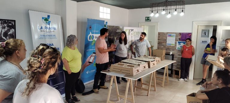 Entrega de 360 pollitas ponedoras a beneficiarios de Anguil