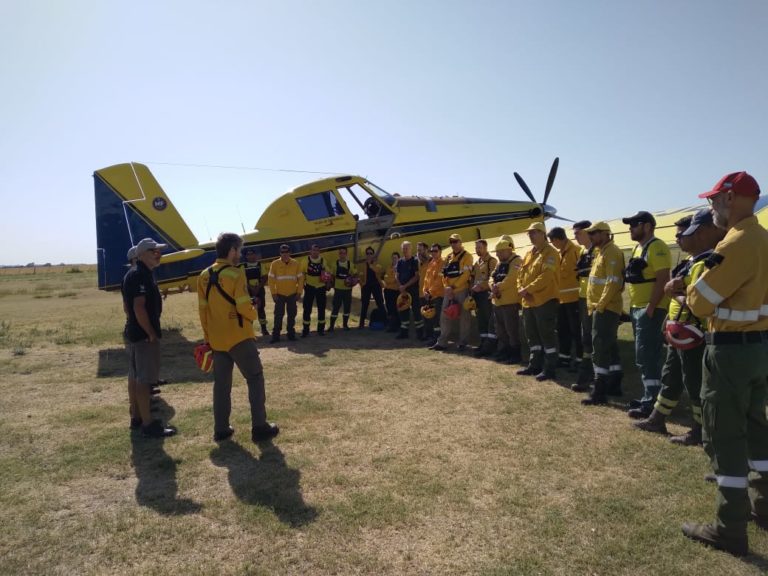 Brigadistas y bomberos de La Pampa se capacitan en el uso y seguridad de medios aéreos para combatir incendios