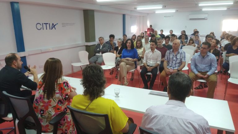 Estudiantes reciben certificados tras finalizar exitosamente cursos de oficios tecnológicos en el Polo Tecnológico de General Pico