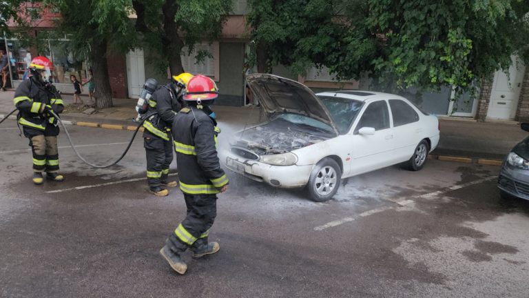 Principio de incendio de un auto en el centro piquense