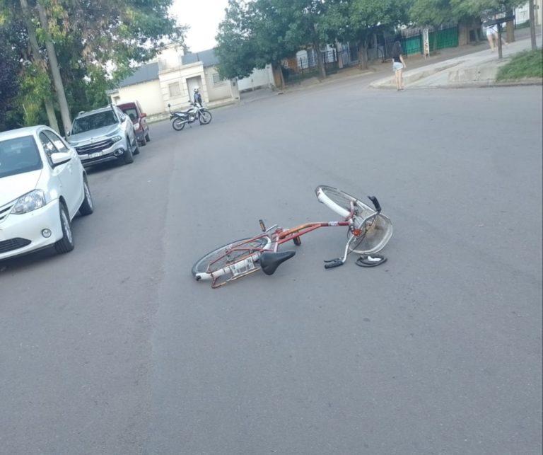Ciclista cayó en la cinta asfáltica al esquivar puerta de vehículo en la calle 101