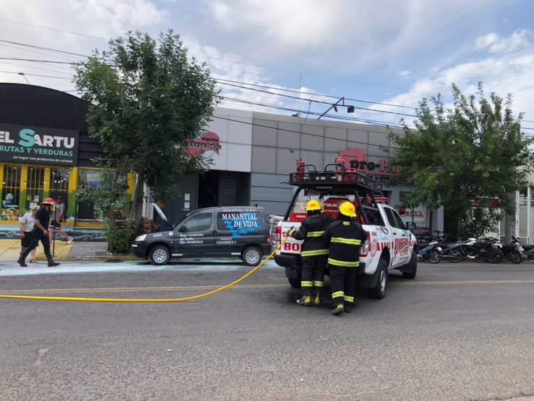 Principio de incendio de una camioneta: bomberos trabajó preventivamente