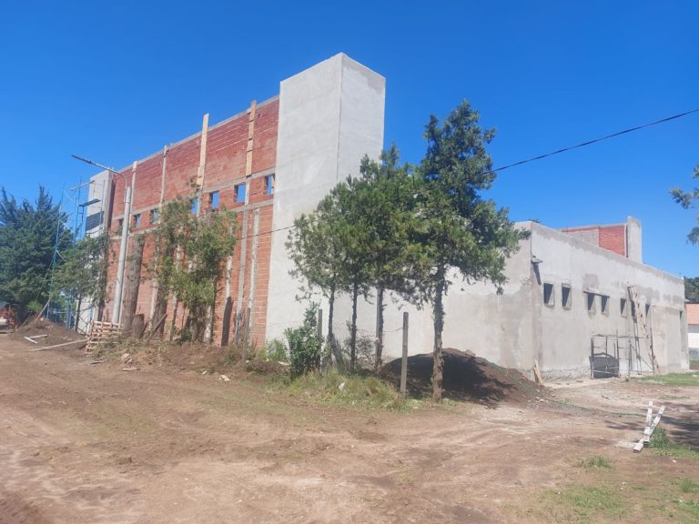 Avanza la construcción del SUM y dependencias en la Escuela 49 de Dorila