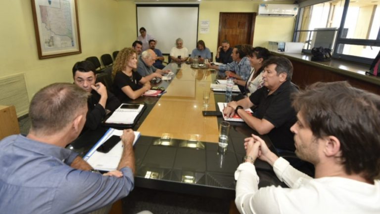 Aumento salarial del 6,5% y bono de fin de año de $45.000 para empleados públicos de La Pampa
