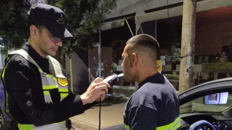 La Policía de La Pampa realiza controles de tránsito y alcoholemia durante el fin de semana para prevenir accidentes viales