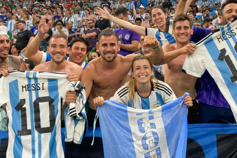 Anita, la hincha piquense que se volvió viral y vive su sueño en Qatar, en familia: “Es nuestro primer Mundial y estamos con todas las pilas”