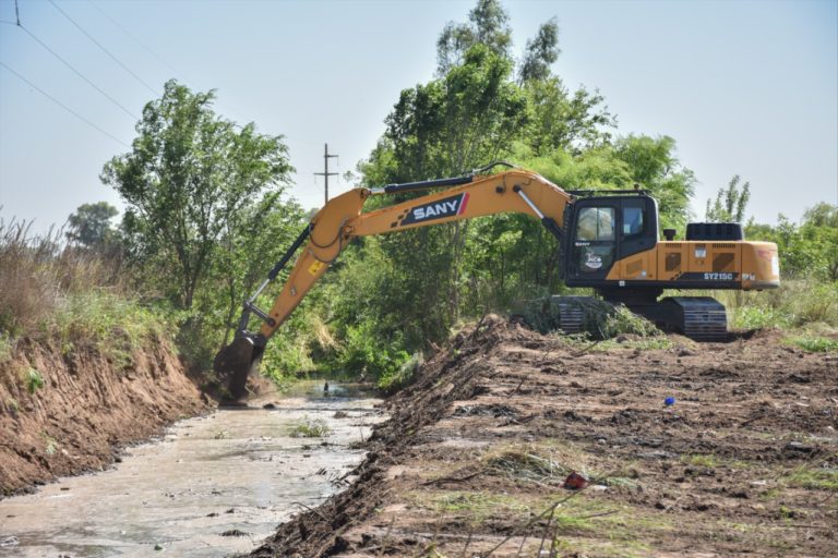 Continúan realizando la limpieza de canales de tierra en la ciudad