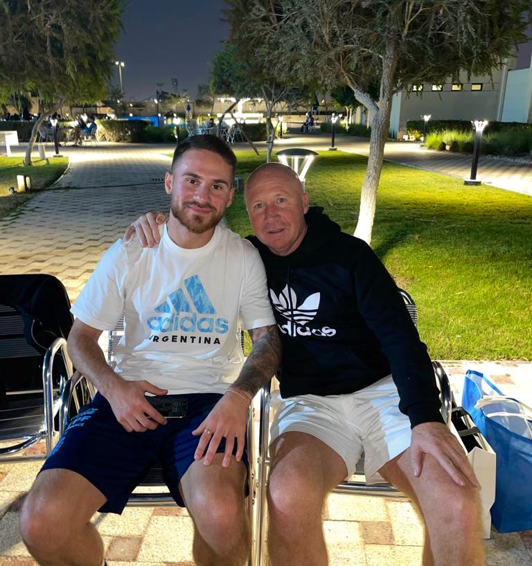 El ex futbolista Carlos Mac Allister muestra confianza en el rendimiento de su hijo y elogia a Lionel Messi en la Copa del Mundo