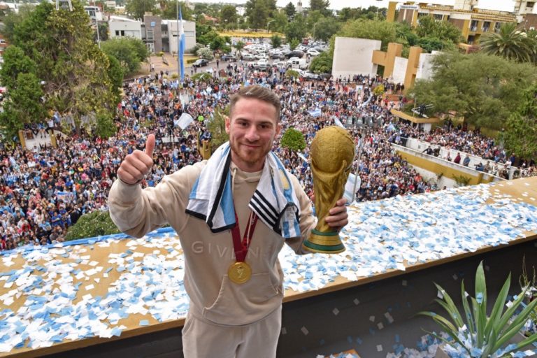 Una multitud recibió al campeón Alexis Mac Allister en La Pampa