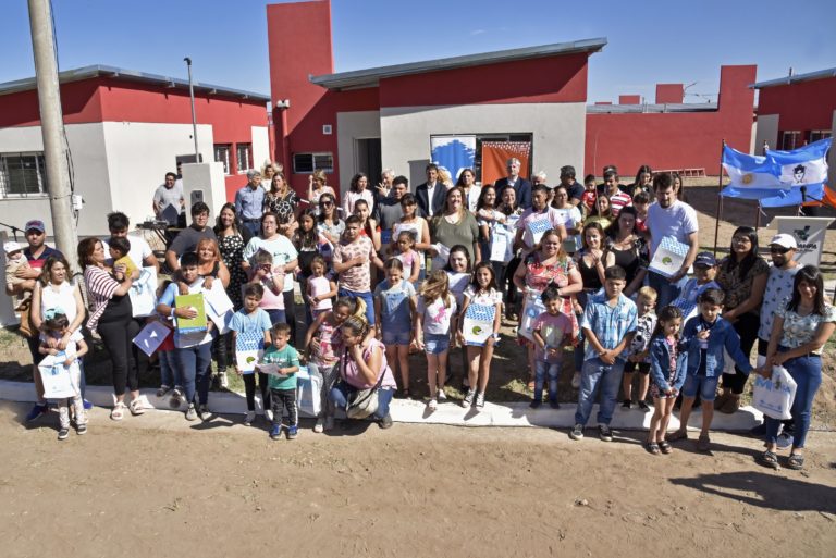 Entrega de Viviendas: 17 familias de Eduardo Castex cumplieron el sueño de la casa propia
