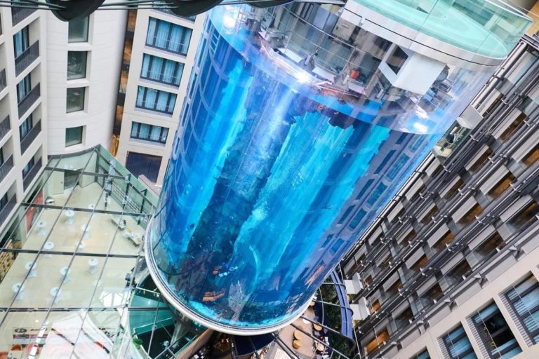 Berlín: explotó el acuario cilíndrico más grande del mundo y provocó destrozos en un importante hotel