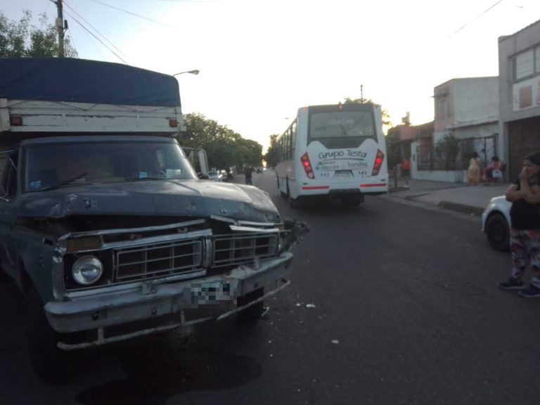 Un colectivo de Corpico chocó con una camioneta en barrio Talleres