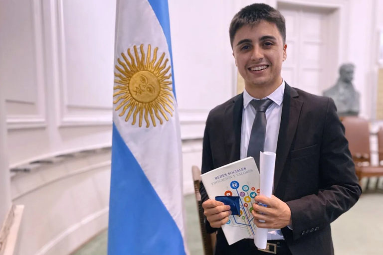 Graduado en la facultad de Ingeniería de General Pico, fue premiado entre los mejores promedios del país