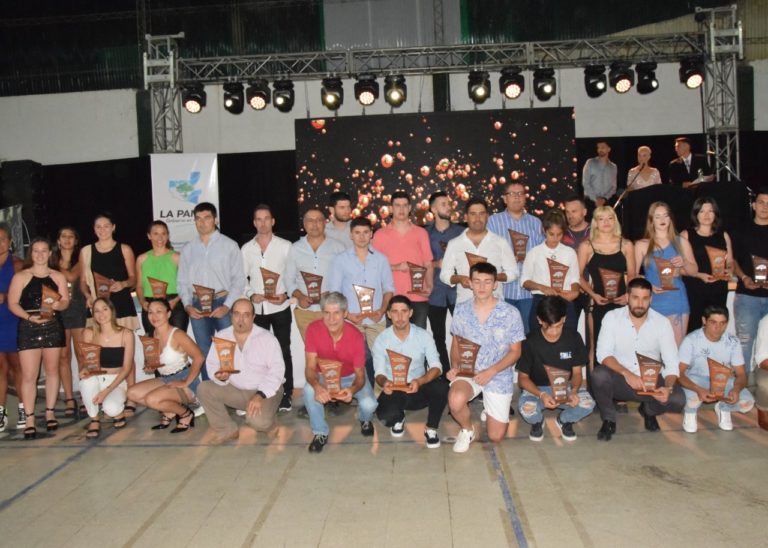 Se entregaron los Caldenes a los deportistas pampeanos destacados en el 2022: Agustín Bualó en Básquet y Ailén Ambroggio en Cestoball fueron ganadores