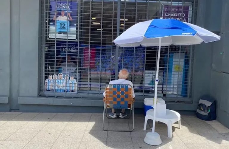 La cábala primero: el abuelo viral volvió a ver el partido en el televisor de un comercio y salimos campeones