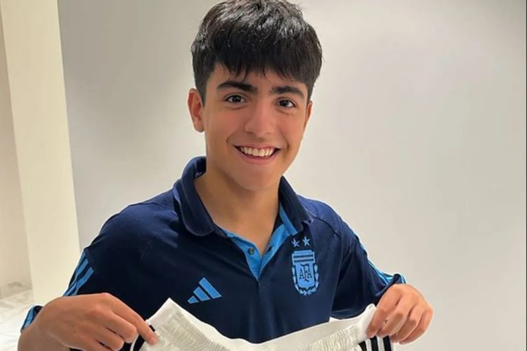 Mundial Qatar 2022: tras la victoria de Argentina sobre Croacia, Lionel Messi le regaló su short al hijo del Kun Agüero