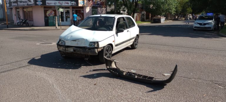 Colisión entre Renault Clio y Chevrolet S-10 deja conductor herido