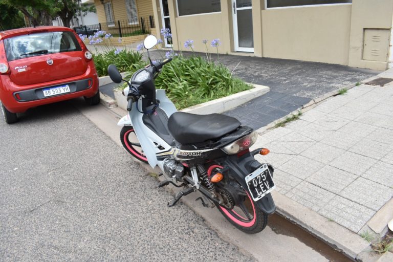 Mujer sufre fractura de muñeca tras chocar su moto contra un auto en General Pico
