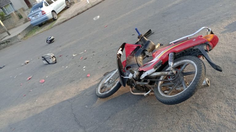 Motociclistas heridos en choque con automóvil en calle 33 esquina 14