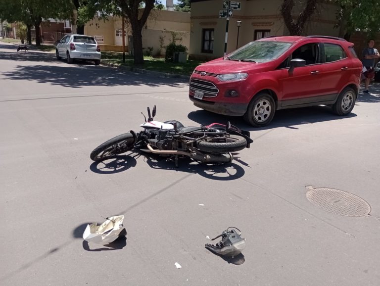 Joven conductor de motocicleta resulta herido en siniestro vial en General Pico