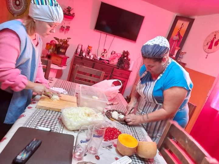El merendero “Libres Siempre” del Barrio Bicentenario asiste a 37 familias y están juntando artículos navideños para que las familias puedan celebrar. ¡Todos podemos ayudar!&nbsp;