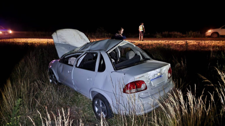 Vuelco cerca de General Pico: Una mujer fue trasladada en ambulancia hasta el Hospital Gobernador Centeno