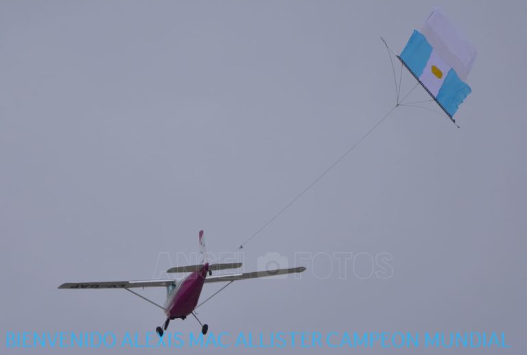 La historia del piloto de avión santarroseño que confeccionó una bandera y le dio la bienvenida a Mac Allister