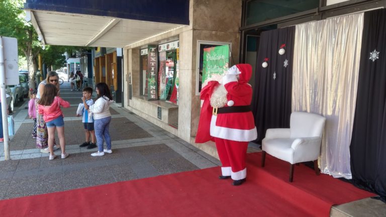 Papá Noel pasó por el centro piquense, saludó y se sacó fotos con chicos y grandes