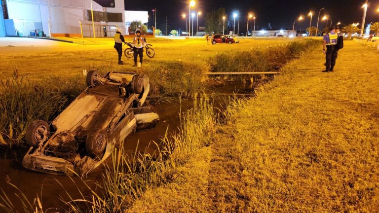 Un auto volcó y cayó al canal de desagüe en la Isidoro Brunengo
