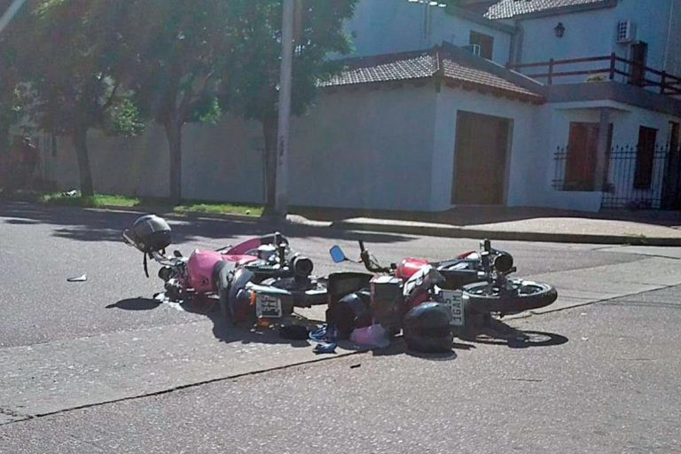 Colisión de motocicletas en General Pico: tres heridos leves