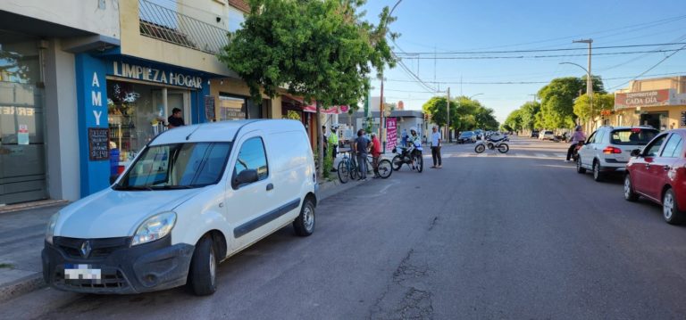 Una ciclista terminó en la guardia tras un incidente con una Kangoo en barrio Talleres