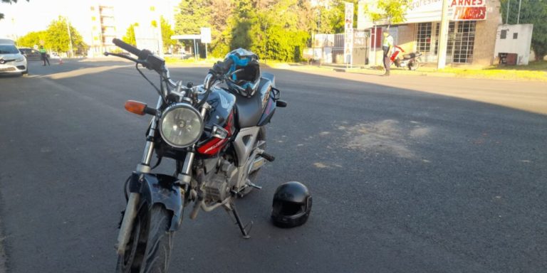 Una mujer embarazada chocó en su moto y debió ser hospitalizada