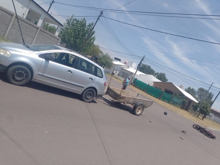 Chocaron una moto y un auto y una mujer terminó con el hombro luxado