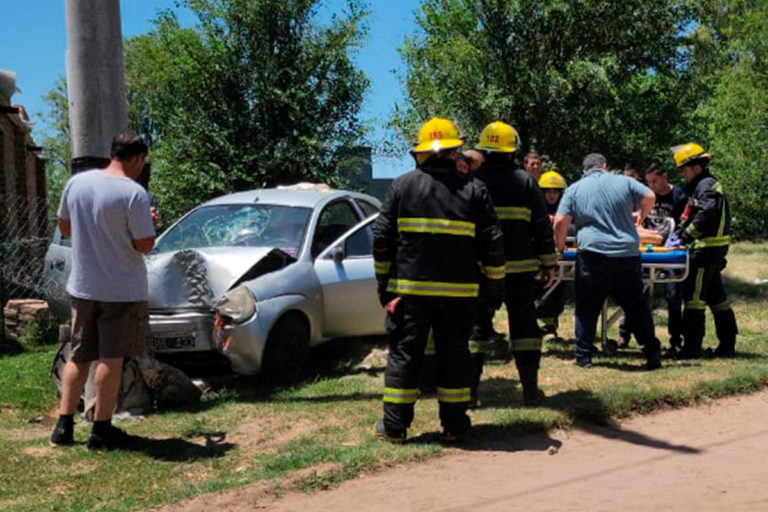 Mujer choca con columna en camino a Dorila y es hospitalizada