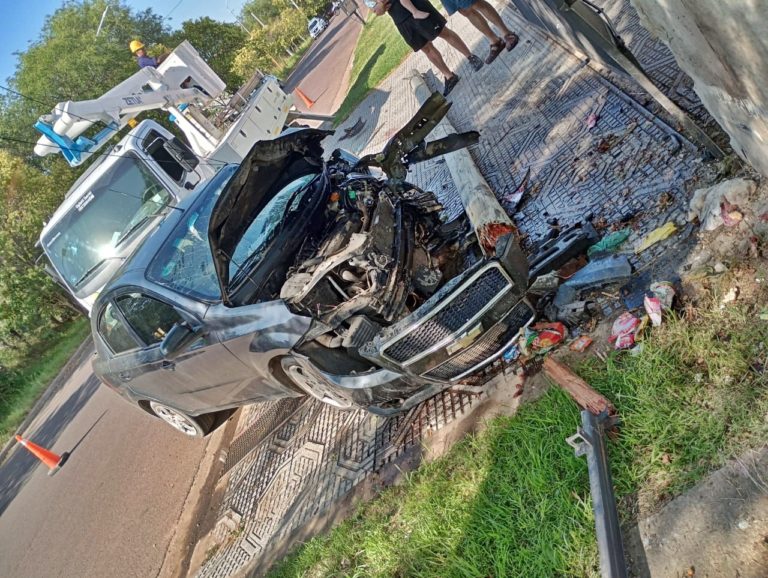 Grave accidente: Mujer choca su automóvil contra vivienda en la calle 21 y resulta herida