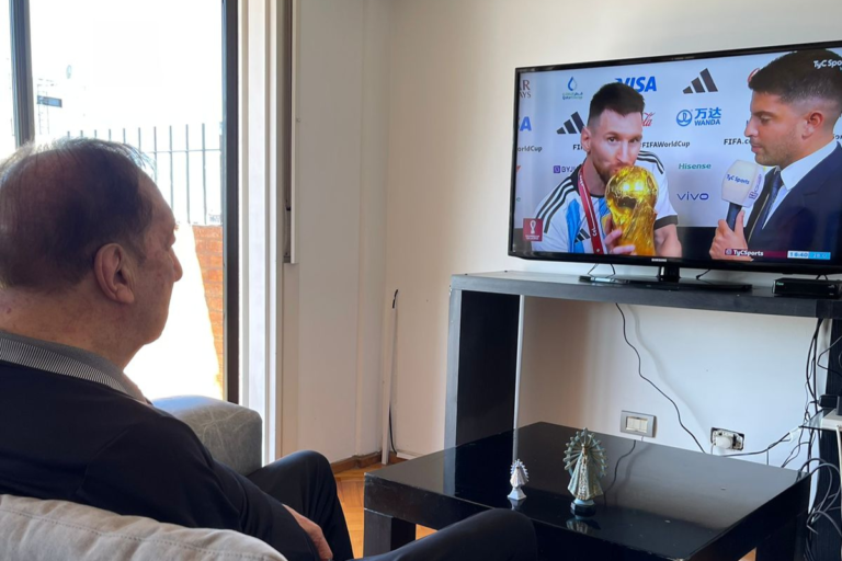 ¡Se emocionó el Doctor!: Bilardo estuvo viendo la consagración de Argentina y su foto se hizo viral